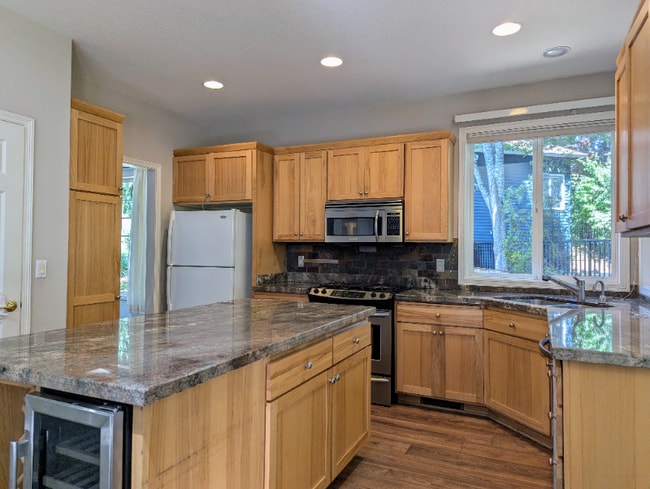 Building Photo - 12150 SW Sheldrake Way