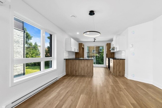 Building Photo - 2019 Rue Sainte-Hélène