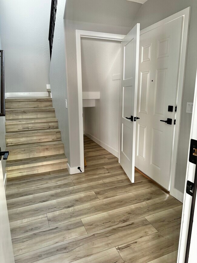 Gran espacio de almacenamiento en la planta baja - 34948 N 30th Ave