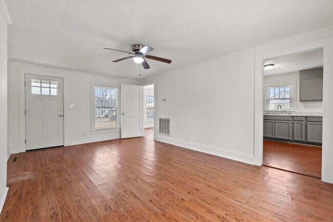 Building Photo - 407 E 17th St