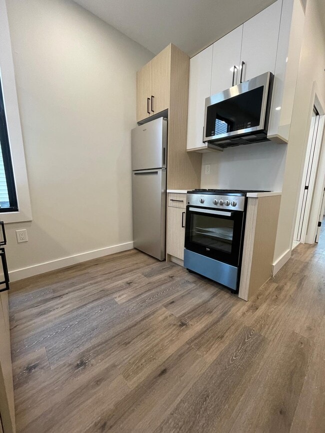 128 Bayview Ave 2L - 126 Bayview Ave
