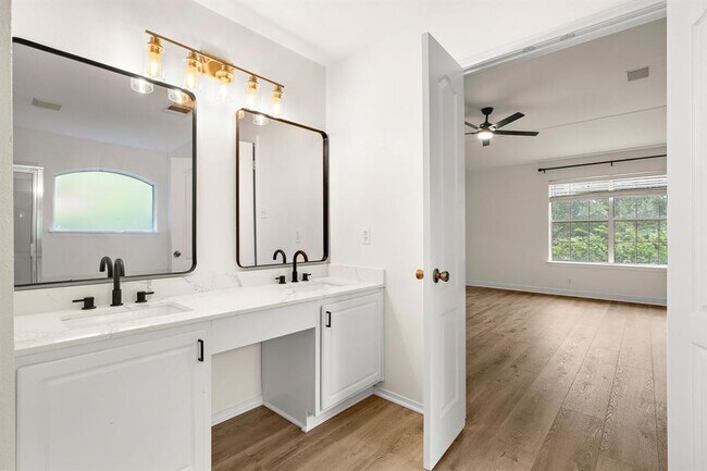 Building Photo - 1221 Boerne Dr