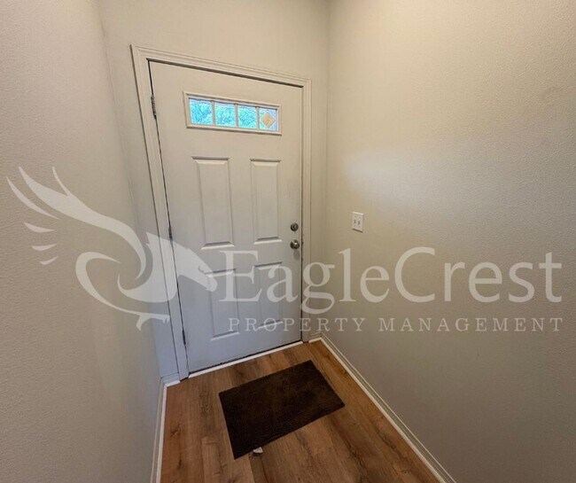 Foto del edificio - Three Bedroom, Two Bathroom Home Located o...