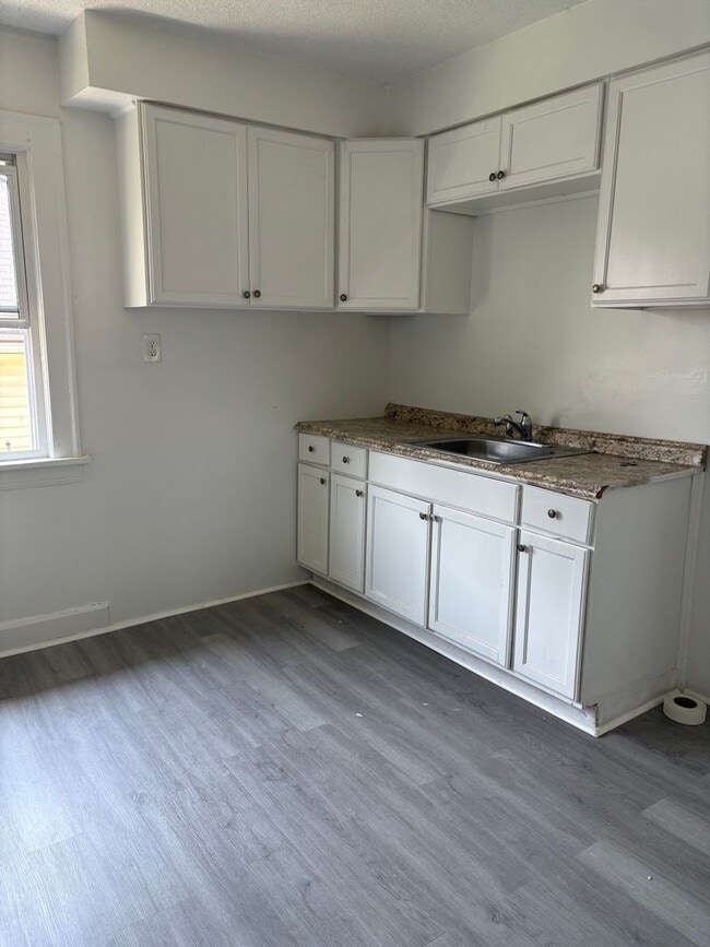 Building Photo - 3164 W 48th St