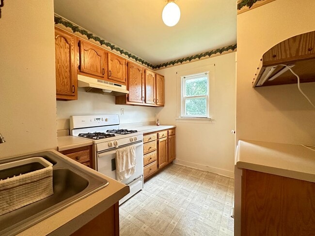 Building Photo - Beautiful 2 bedroom house with garage $925