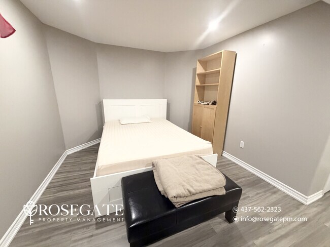 Photo du bâtiment - Furnished 1-Bedroom Basement Apartment with Parking & In-Unit Laundry in Milton