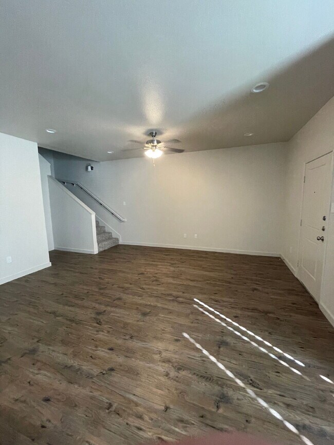 Foto del edificio - Newer Townhome Located South Of Town Near ...