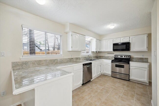 Building Photo - 5815 Bridgegate Dr