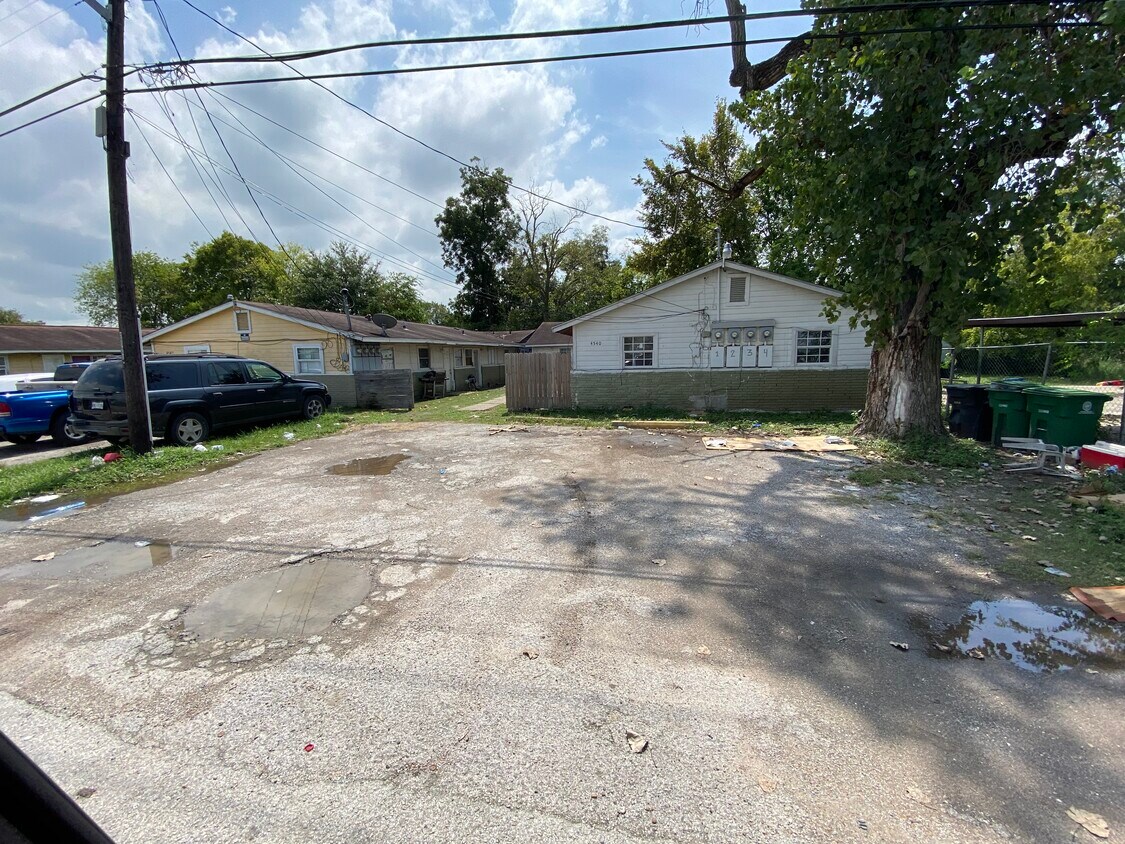 Primary Photo - 4540 Mayflower St