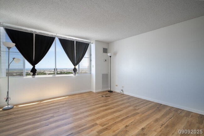 Foto del edificio - Secure 1bd/1ba/1pkg in Harbor Ridge - $270...