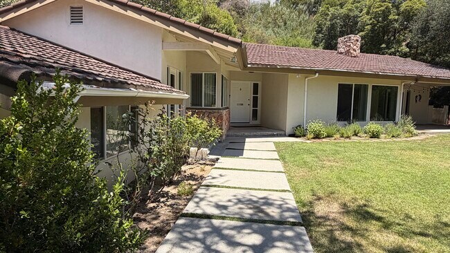 Building Photo - 1385 Greenmont Dr