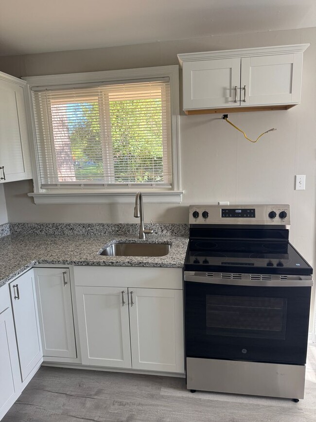 Building Photo - Charming 3 bedroom home in West End Manor ...