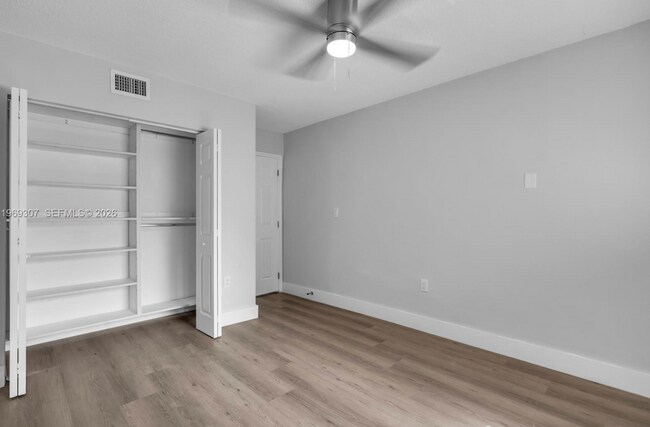 Foto del edificio - 560 NE 63rd St
