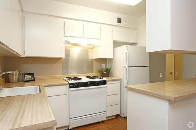 2BR,1BA- Royal Oak - Oakpoint Apartments