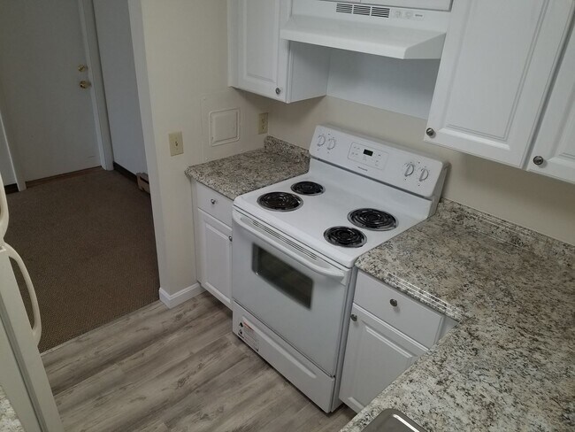 Building Photo - 2 Bedroom 1 Bath Uxbridge. ALL UTILITIES I...