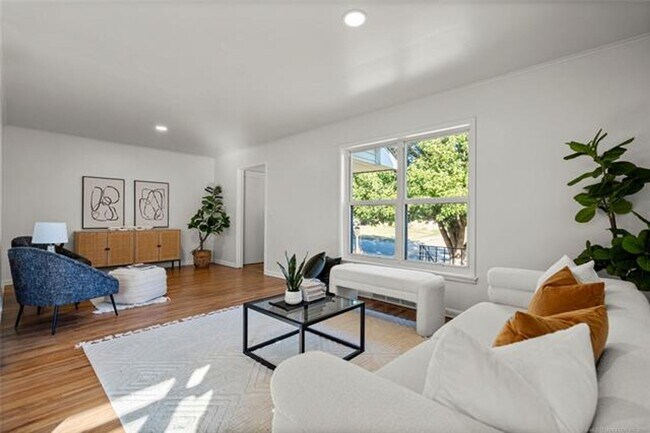Building Photo - Beautifully Renovated 3-Bed, 2-Bath Home in Midtown Tulsa!