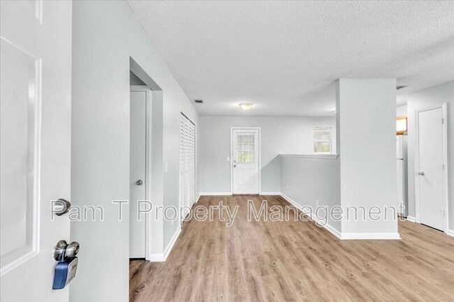 Building Photo - 215 Laurelwood Dr