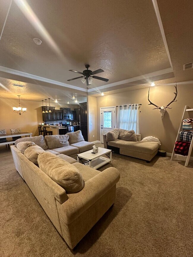 Foto del edificio - Stunning 4 Bed 2 Bath Home! Parkview Schoo...