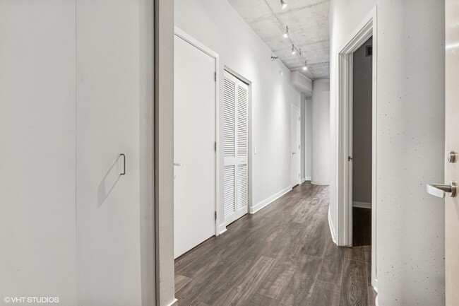 Building Photo - 720 N Larrabee St