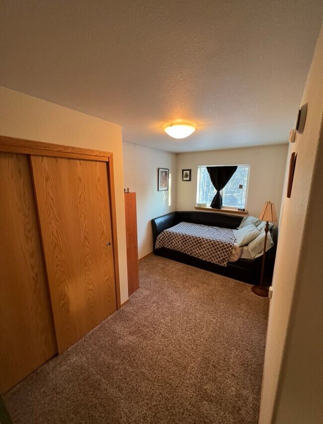 Building Photo - Century 21 Gold Rush- 4bedroom 2.5bath- 38...