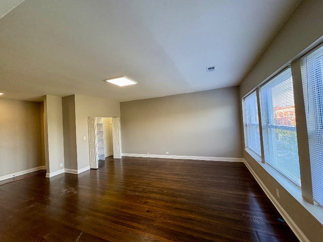 Building Photo - 5115 S Drexel Ave