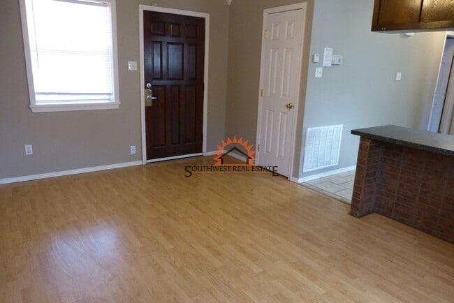 Building Photo - Cute 2 bedroom duplex