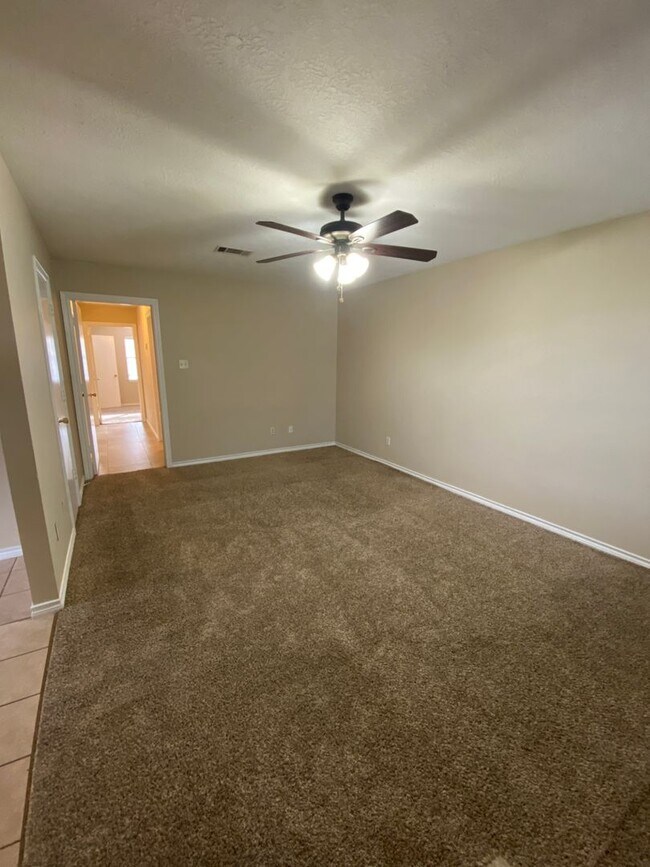 Foto del edificio - AUGUST PRE-LEASE Spacious & Affordable 3 Bedroom 2 Bathroom Duplex ON BUS ROUTE