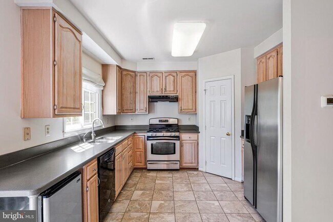 Building Photo - 7059 Kings Manor Dr
