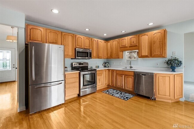 Building Photo - Twin Lakes Golf Home with Puget Sound Views!