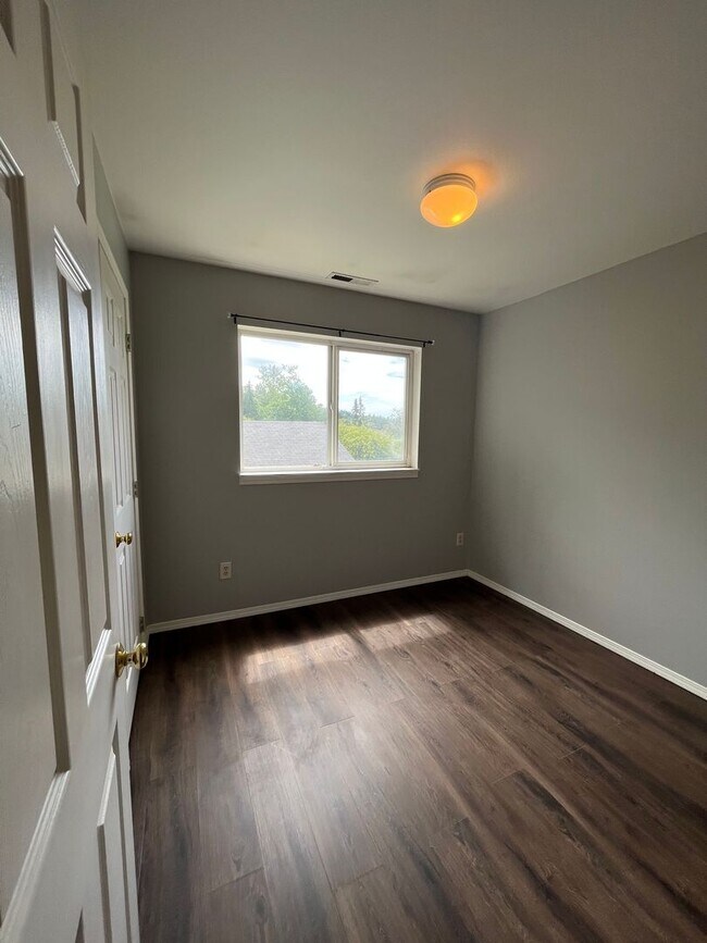 Foto del edificio - 3 Bedroom  1.5 Bath Townhouse  w/ Detached Garage near Whatcom Falls Park
