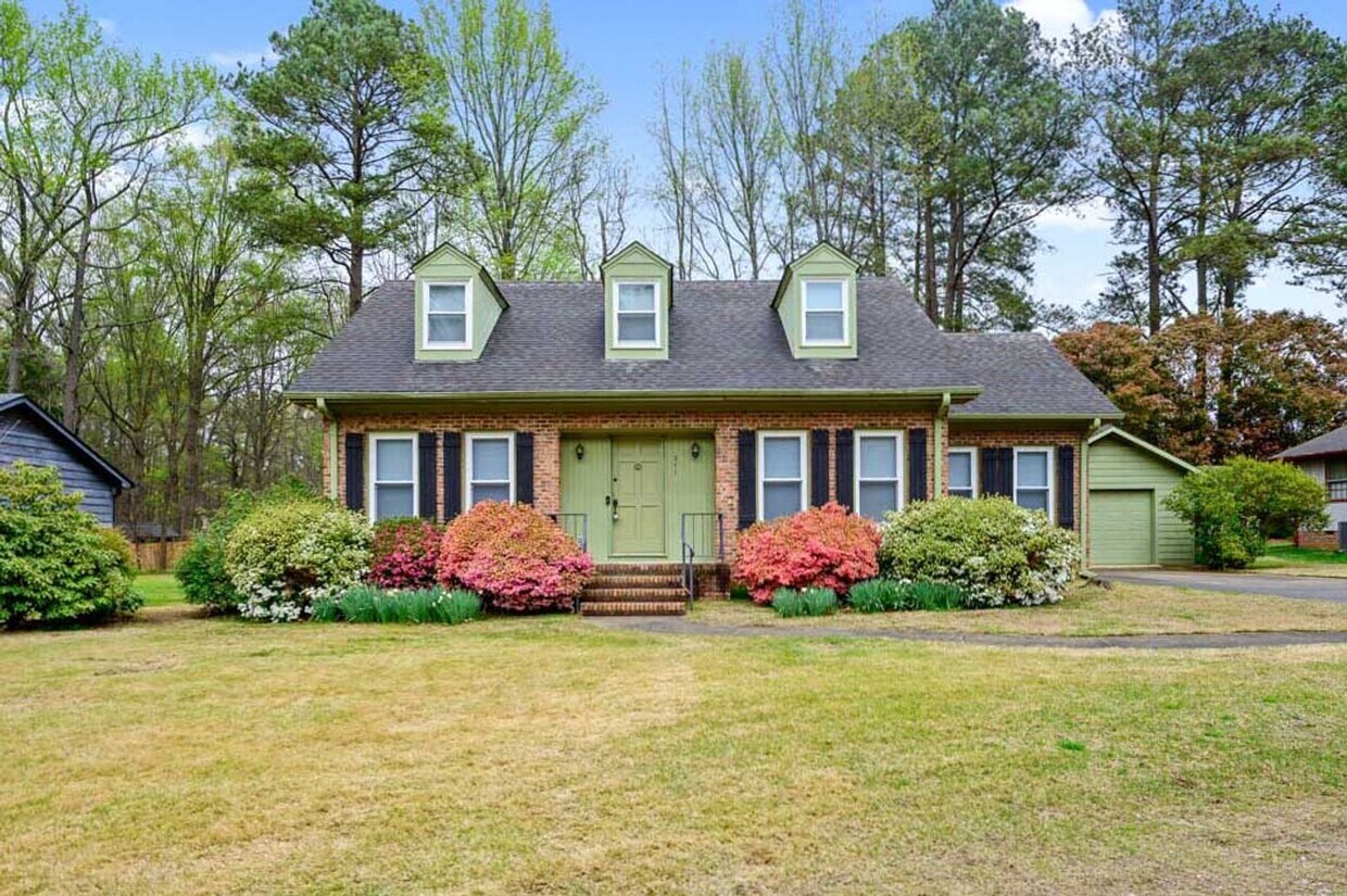 Primary Photo - Charming, Renovated 4 Bedroom home in Down...