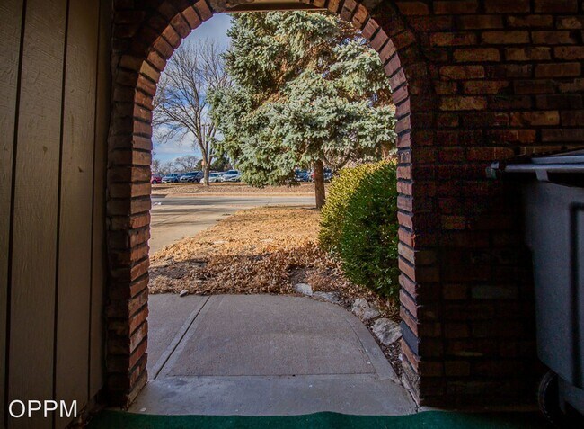 Building Photo - 5 br, 3.5 bath House - 15243 Shirley St
