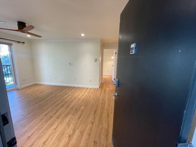 Building Photo - Updated Condo in the Heart of Beaverton - ...