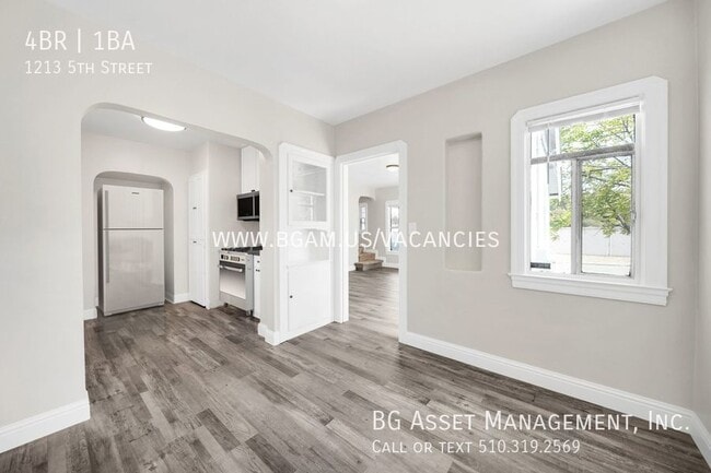 Building Photo - 1213 5th St