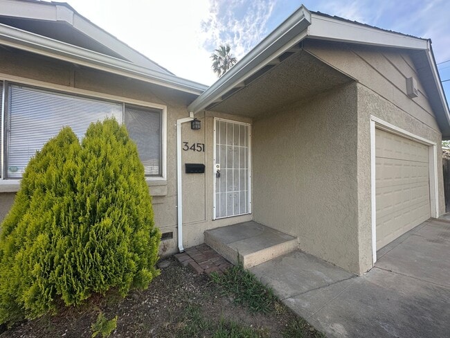 Building Photo - Recently Updated 4 Bedroom Home with Yard