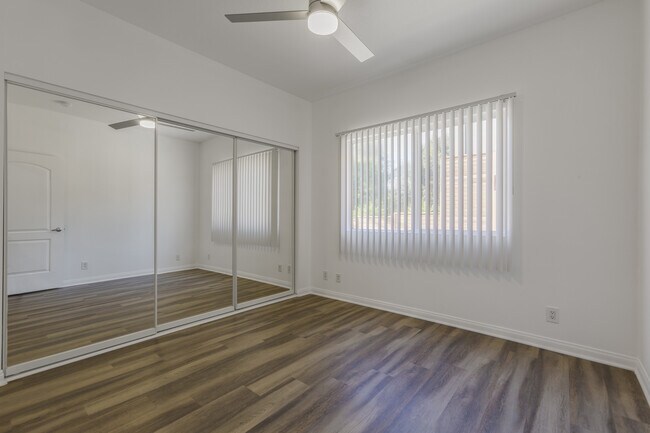 Building Photo - 10883 Rose Ave