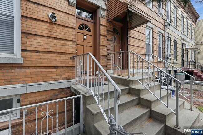 Foto del edificio - 394 Woodlawn Ave