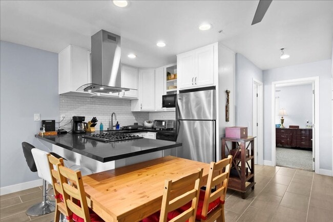 Building Photo - 1 Bed/1 Bath + 2 Parking Spaces and Walking Distance to Beach