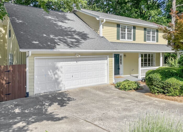 Foto principal - 5-Bed, 2.5-Bath Home with Deck & Covered P...