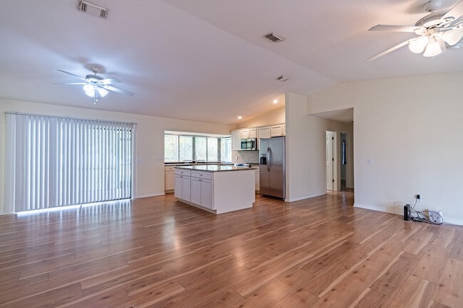 Building Photo - 607 SW Lucero Dr