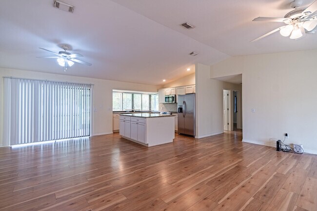 Building Photo - 607 SW Lucero Dr