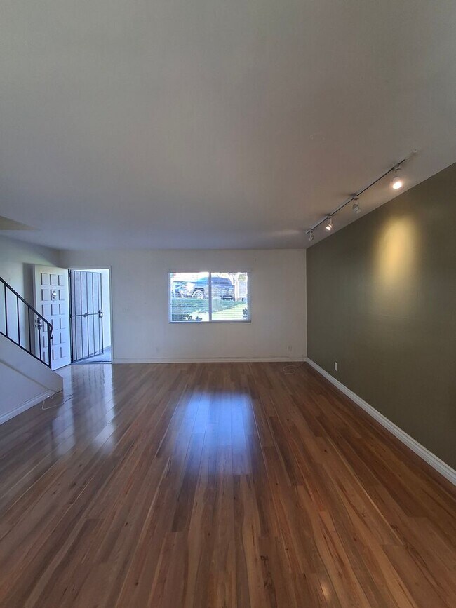 Foto del edificio - Beautifully Renovated Townhome-MUST SEE!!!