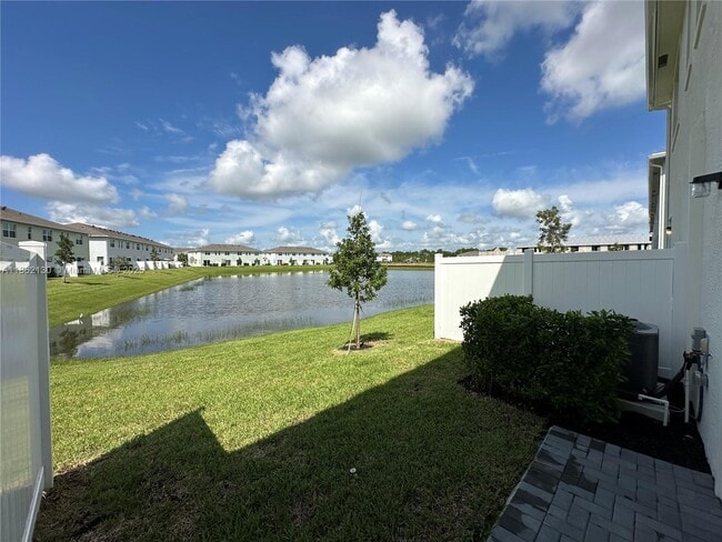 Building Photo - 402 SE Crossoak Ln
