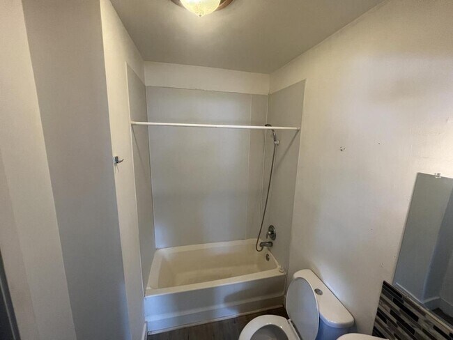 Building Photo - 460 Orchard Ave, apt 2