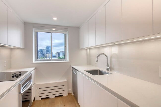 Building Photo - 3555 Chem. de la Côte-des-Neiges