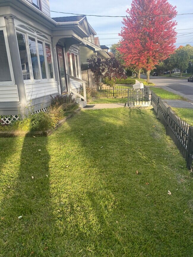Building Photo - Gorgeous 3 bedroom 1 bath with 1 stall det...
