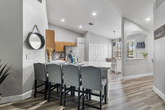 Foto del edificio - Charming 2-Bed, 2-Bath Condo Retreat with 1,309 Sq Ft in Fort Myers' Premier Locale!