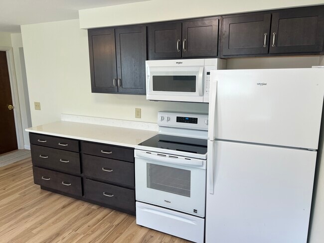 Appliances & Drawed Storage - 42946 Emerald Dr