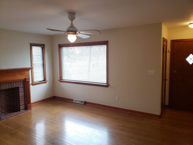 Foto del edificio - Beautiful Brick Home with Hardwood Floors