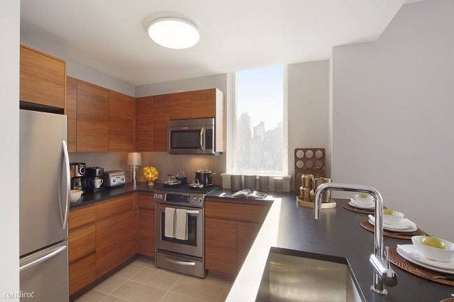 Building Photo - 550 W 45TH St